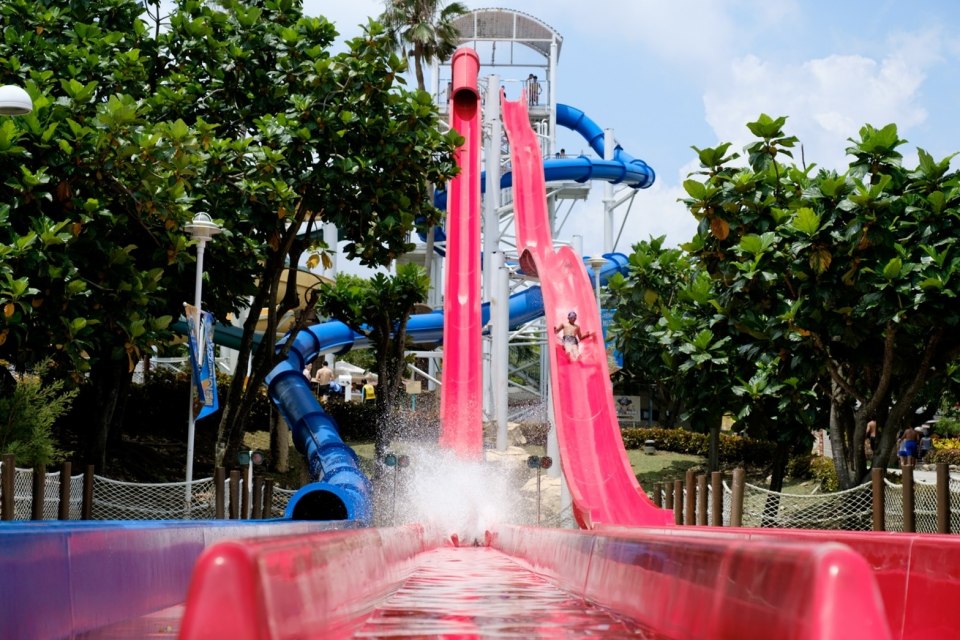全台最大水樂園「馬拉灣」開 FUN 啦！3公尺巨浪、滑水道、人體龍舟賽...11 項水上設施嗨玩一夏