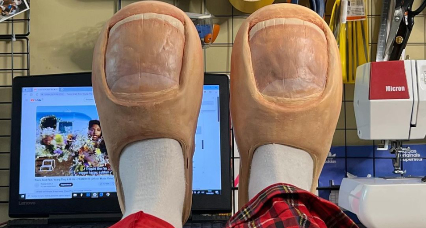 進化版 YEEZY Slide？設計師打造「超巨型腳趾」定製拖鞋