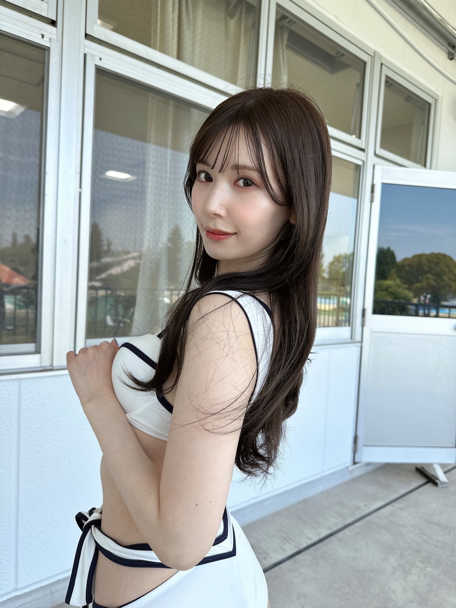 一改可愛妝容！人氣女優 明里紬 曝光全新形象，令粉絲大讚：世界漂亮