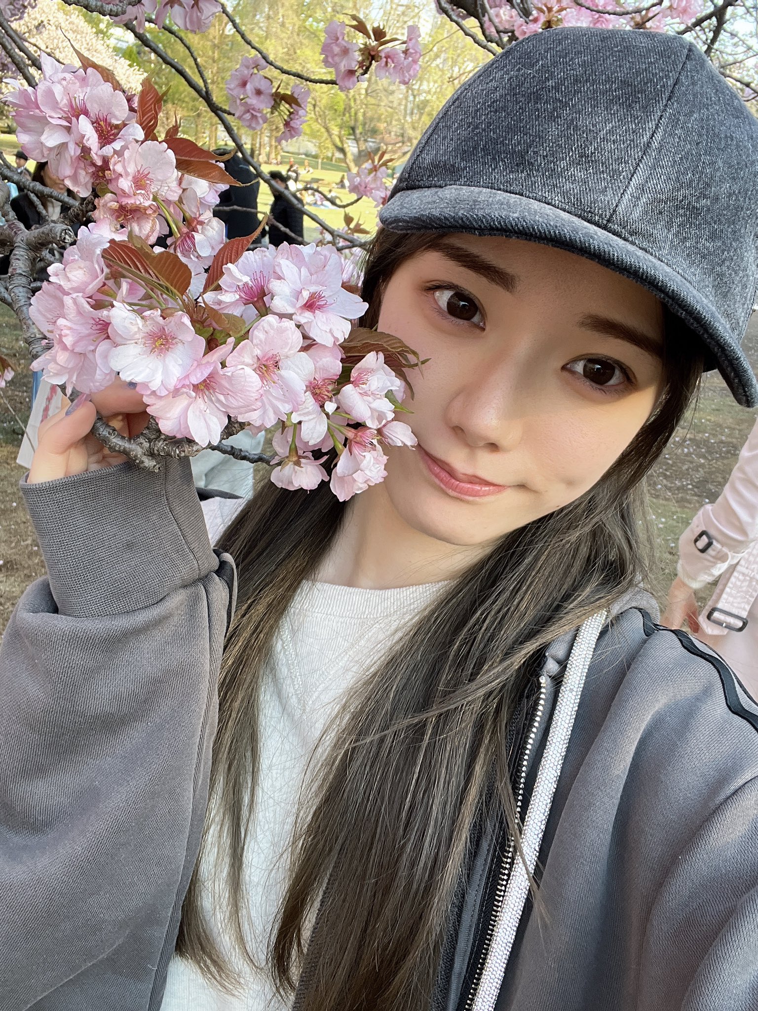 粉絲驚呼：像極了時尚 KOL！宮下玲奈 不僅受邀出席時尚派對，更與 ILLIT 同場演繹全新春夏系列