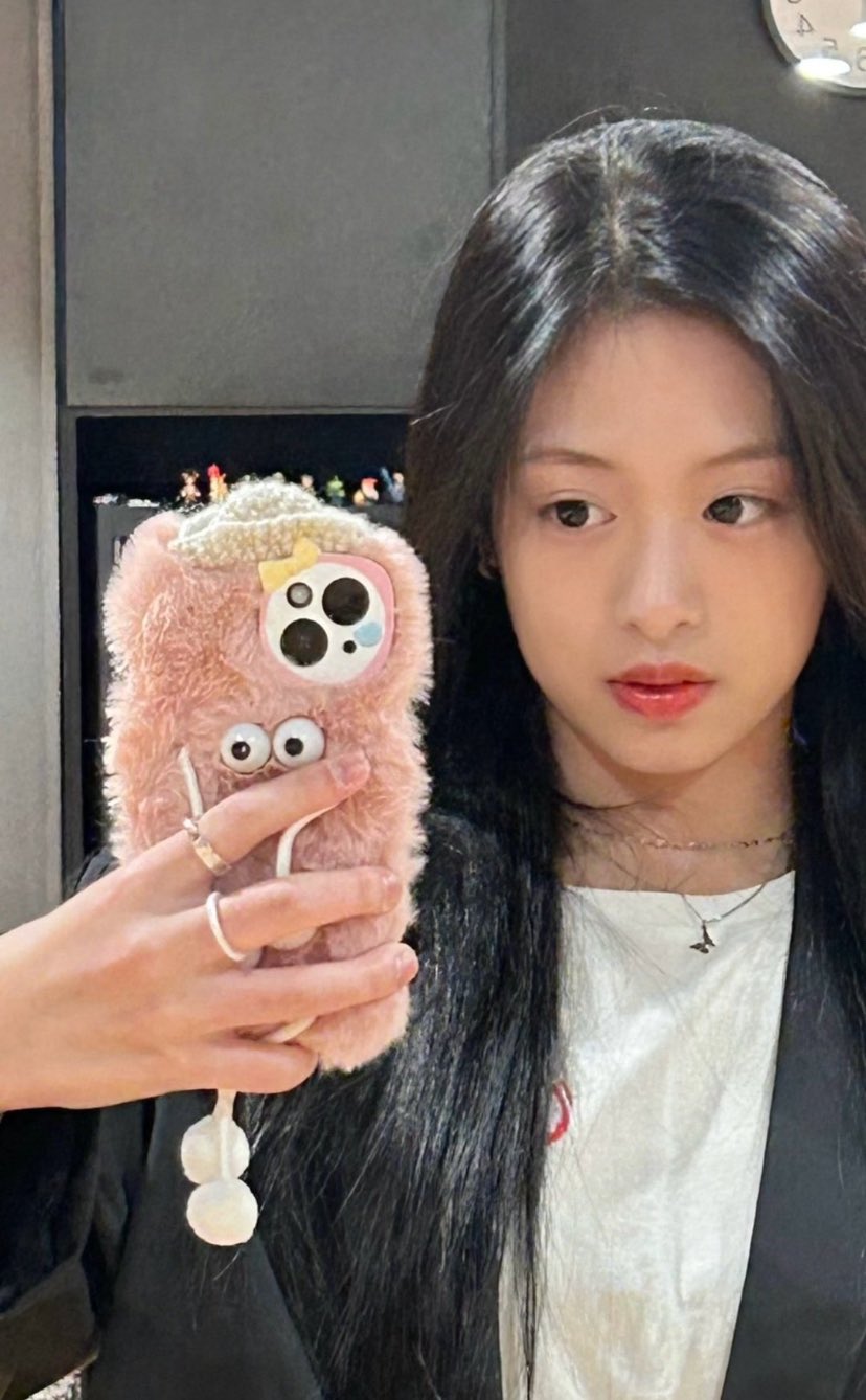 BABYMONSTER「小Jennie」Ahyeon 比臉大浮誇手機殼引熱議！網友笑：可以順便煎東西！