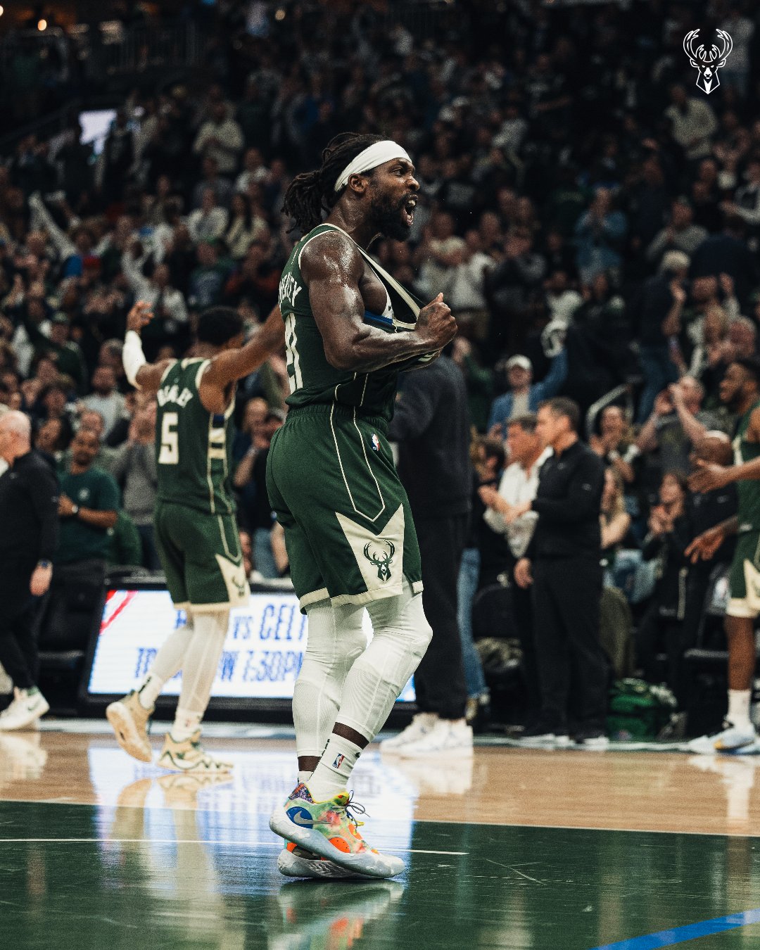 公鹿遭淘汰輸不起？Patrick Beverley 用球兩度怒砸溜馬球迷，網撻伐：聯盟應該把他禁賽！