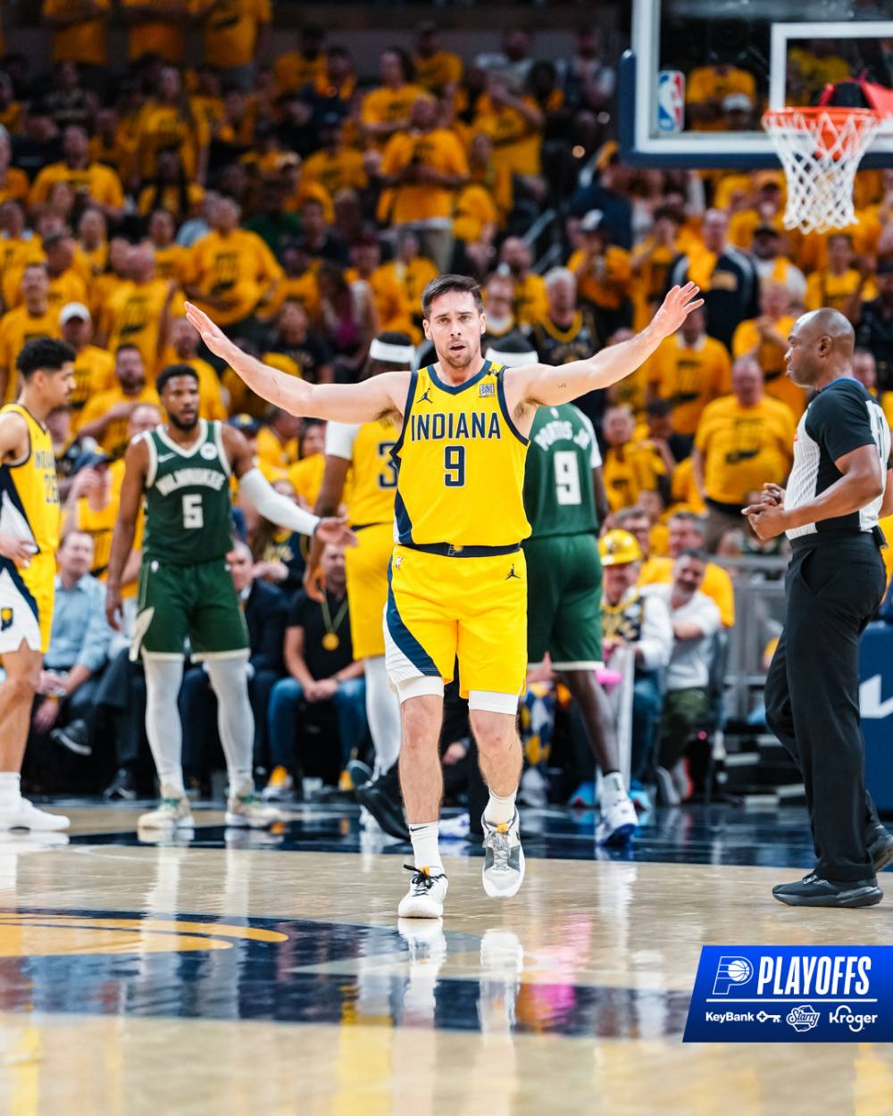 公鹿遭淘汰輸不起？Patrick Beverley 用球兩度怒砸溜馬球迷，網撻伐：聯盟應該把他禁賽！