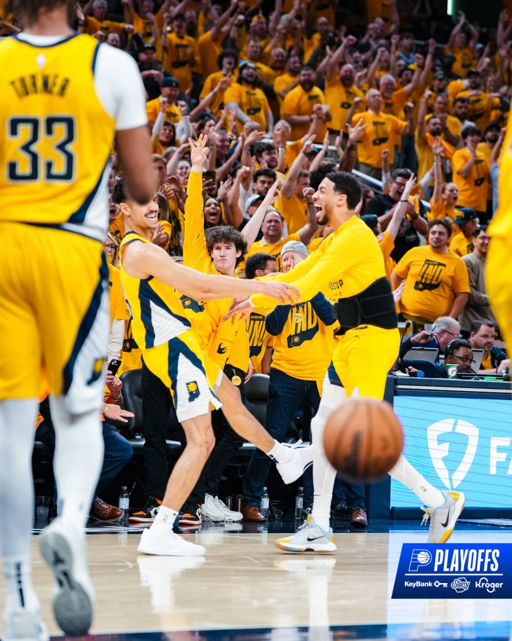 公鹿遭淘汰輸不起？Patrick Beverley 用球兩度怒砸溜馬球迷，網撻伐：聯盟應該把他禁賽！