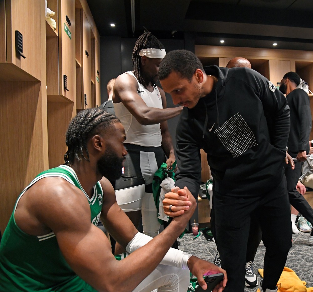 《頭文字 D》版杰倫？Jaylen Brown 狂轟 40 分擊退溜馬，Tatum 賽後談原因：「比賽在杰倫眼中越來越慢！」