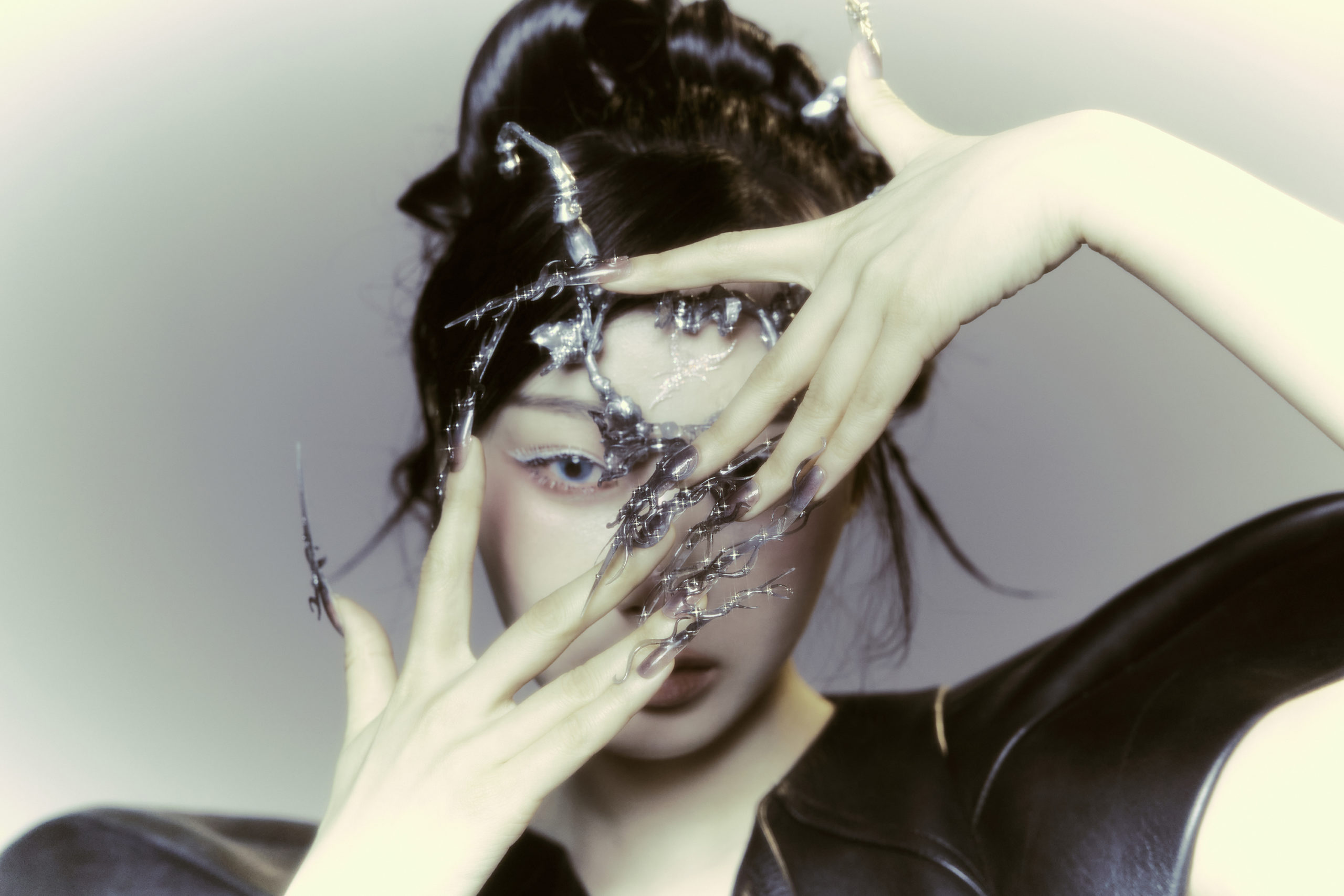 aespa 全新主打〈Armageddon〉登場！MV 超高經費黑暗未來感震驚全網！