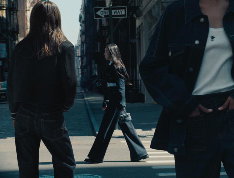 又要被賣爆了嗎？「小貓咪」 Haerin 親身演繹 Denim Dior Oblique 系列！氣質、可愛你選哪一套？