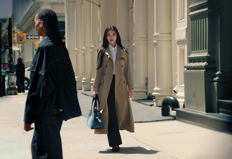 又要被賣爆了嗎？「小貓咪」 Haerin 親身演繹 Denim Dior Oblique 系列！氣質、可愛你選哪一套？