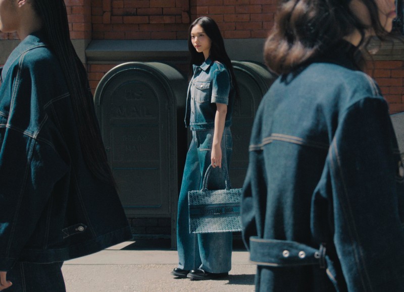 又要被賣爆了嗎？「小貓咪」 Haerin 親身演繹 Denim Dior Oblique 系列！氣質、可愛你選哪一套？