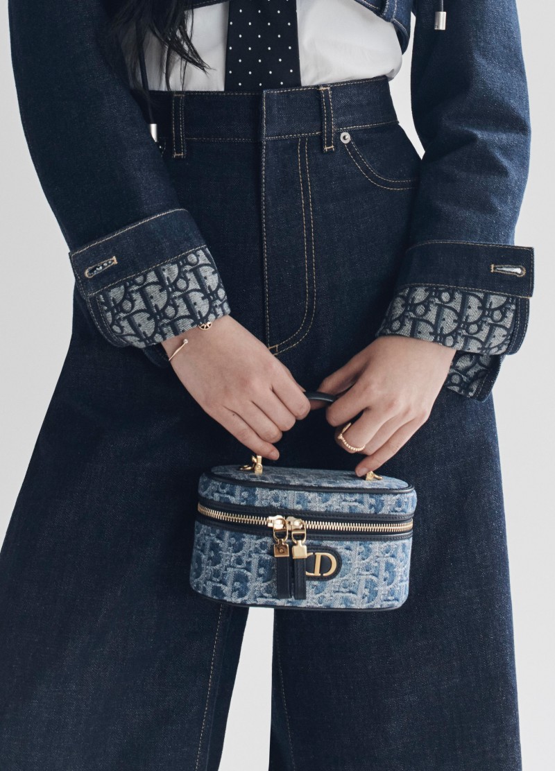 又要被賣爆了嗎？「小貓咪」 Haerin 親身演繹 Denim Dior Oblique 系列！氣質、可愛你選哪一套？