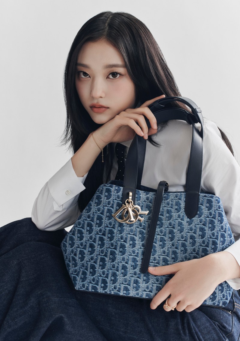 又要被賣爆了嗎？「小貓咪」 Haerin 親身演繹 Denim Dior Oblique 系列！氣質、可愛你選哪一套？