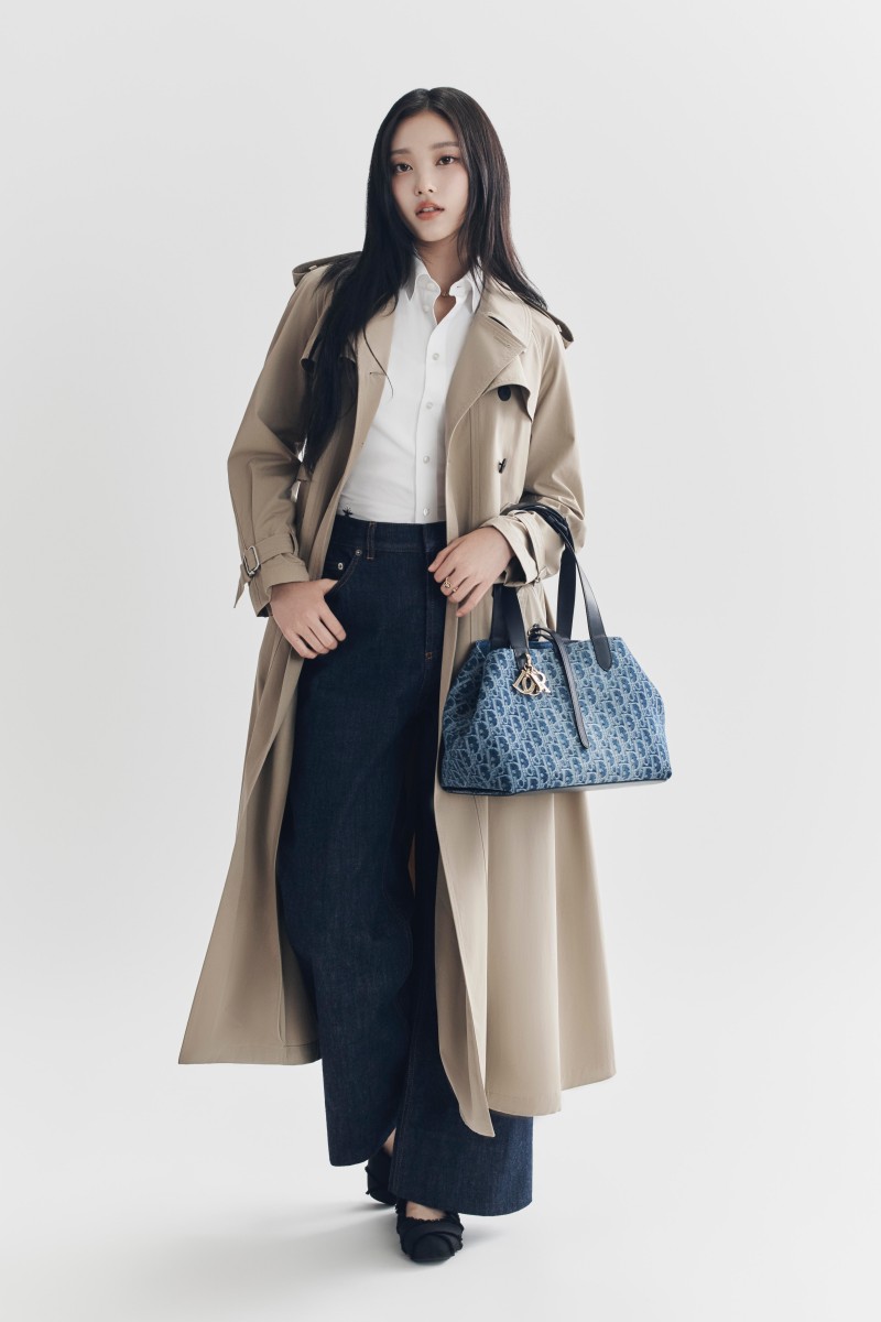 又要被賣爆了嗎？「小貓咪」 Haerin 親身演繹 Denim Dior Oblique 系列！氣質、可愛你選哪一套？