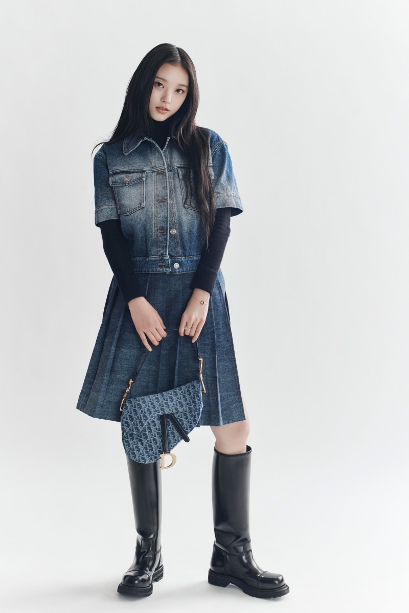 又要被賣爆了嗎？「小貓咪」 Haerin 親身演繹 Denim Dior Oblique 系列！氣質、可愛你選哪一套？