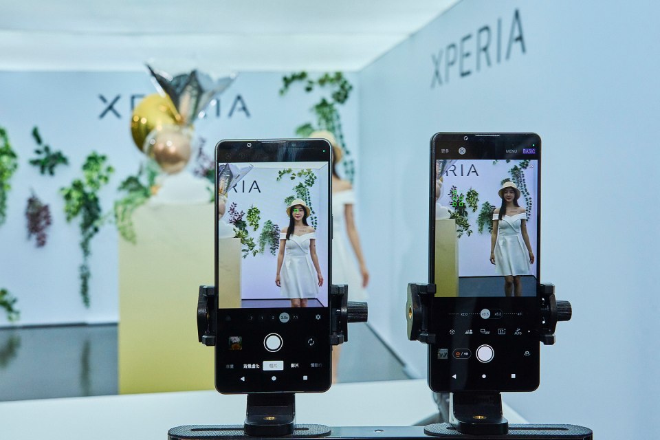 Xperia 1 VI導入Sony Alpha相機AI姿勢預測技術，以更進階的即時自動對焦，偵測肢體動作改變，精準對焦每一刻！(圖左為Xperia 1 VI，右為Xperia 1 V)