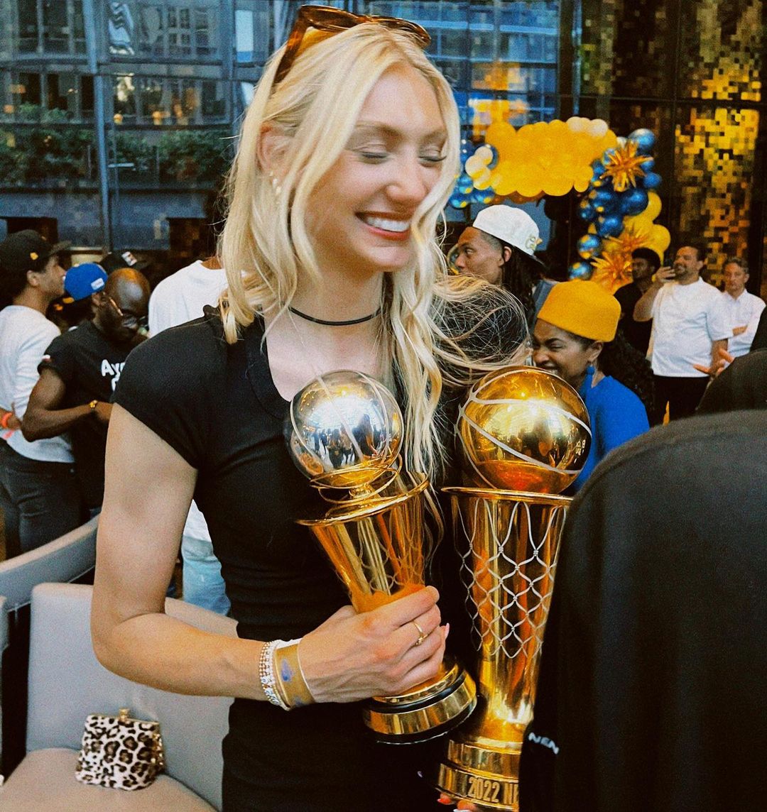 逆天身材太誇張！Curry 乾妹 Cameron Brink 迎 WNBA 首秀，華麗登場被讚根本名模！