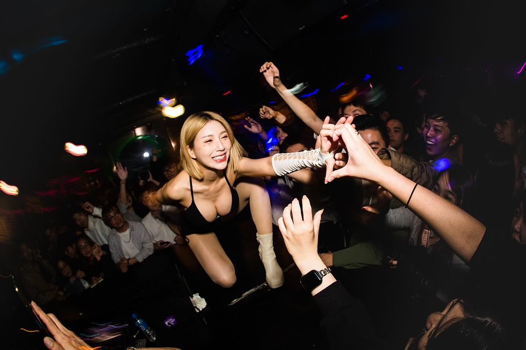 辣台妹躍上國際！《我愛黑澀會》「妖嬌」代表台灣登巴黎奧運，透露：「秘密任務敬請期待！」