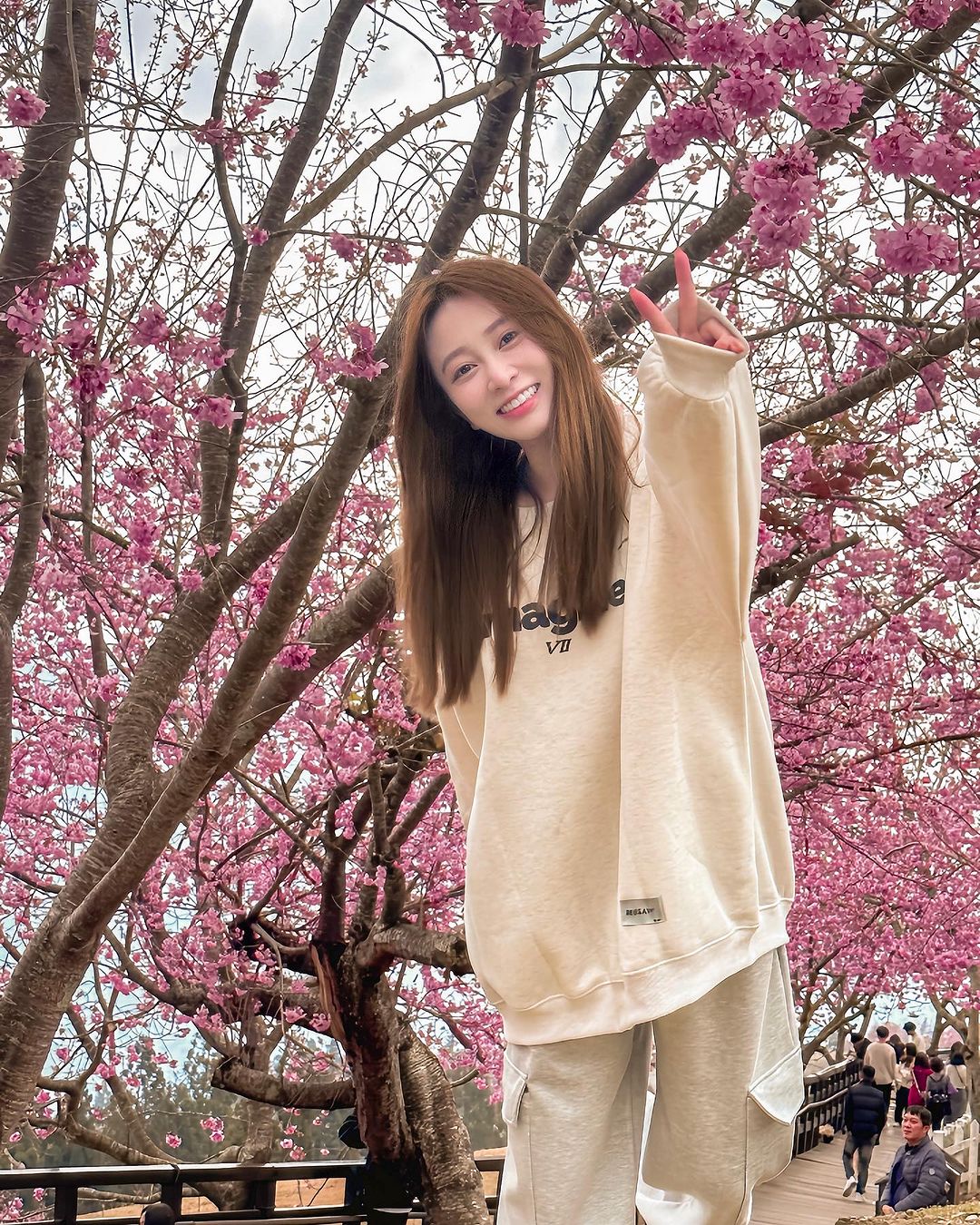 入獄前直播痛哭！Toyz 正式認愛篠崎泫，自曝女方扶養自己媽媽並且還沒結婚！