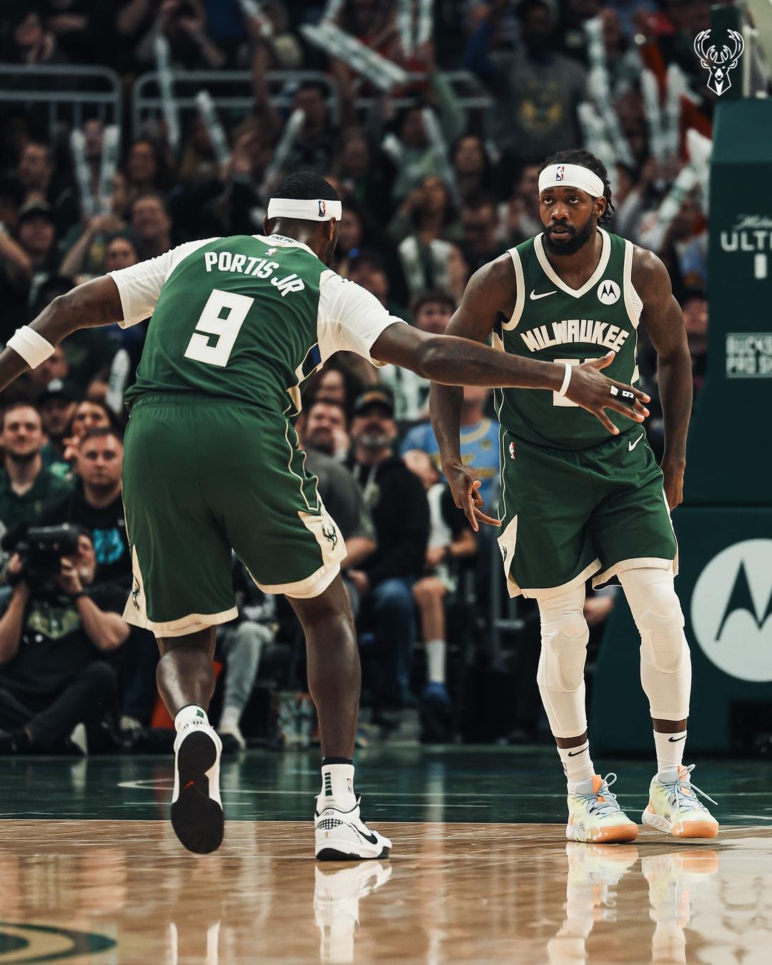 公鹿遭淘汰輸不起？Patrick Beverley 用球兩度怒砸溜馬球迷，網撻伐：聯盟應該把他禁賽！