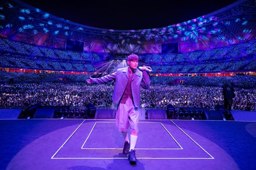 罕見淚灑舞台！周杰倫演唱會遇粉絲超真情告白，「這段話」讓現場觀眾大破防！