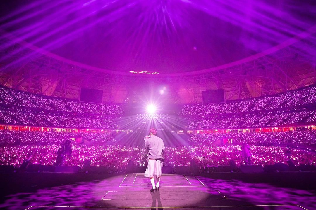 罕見淚灑舞台！周杰倫演唱會遇粉絲超真情告白，「這段話」讓現場觀眾大破防！