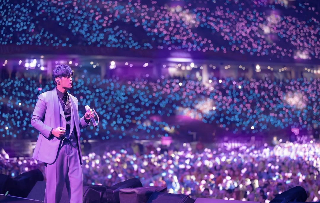 罕見淚灑舞台！周杰倫演唱會遇粉絲超真情告白，「這段話」讓現場觀眾大破防！