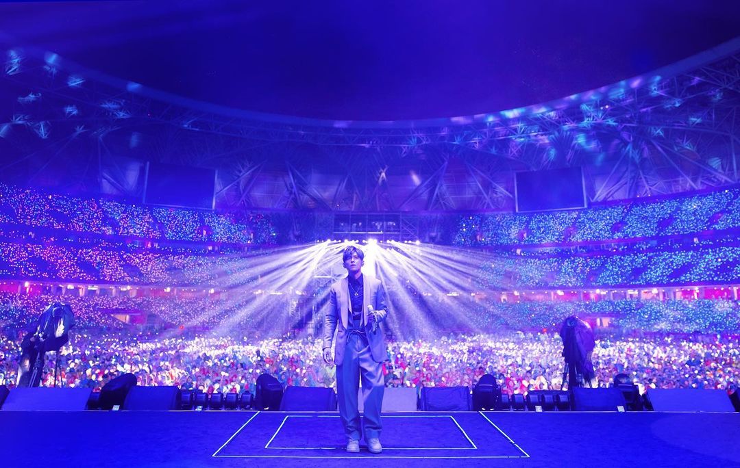 罕見淚灑舞台！周杰倫演唱會遇粉絲超真情告白，「這段話」讓現場觀眾大破防！