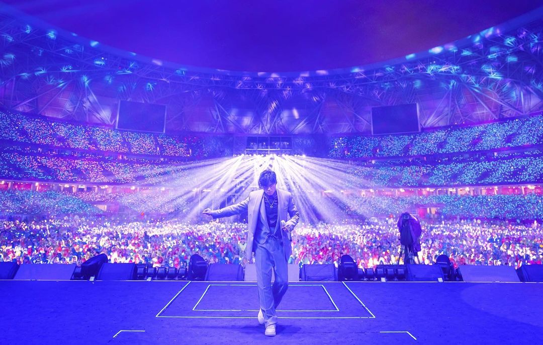 罕見淚灑舞台！周杰倫演唱會遇粉絲超真情告白，「這段話」讓現場觀眾大破防！