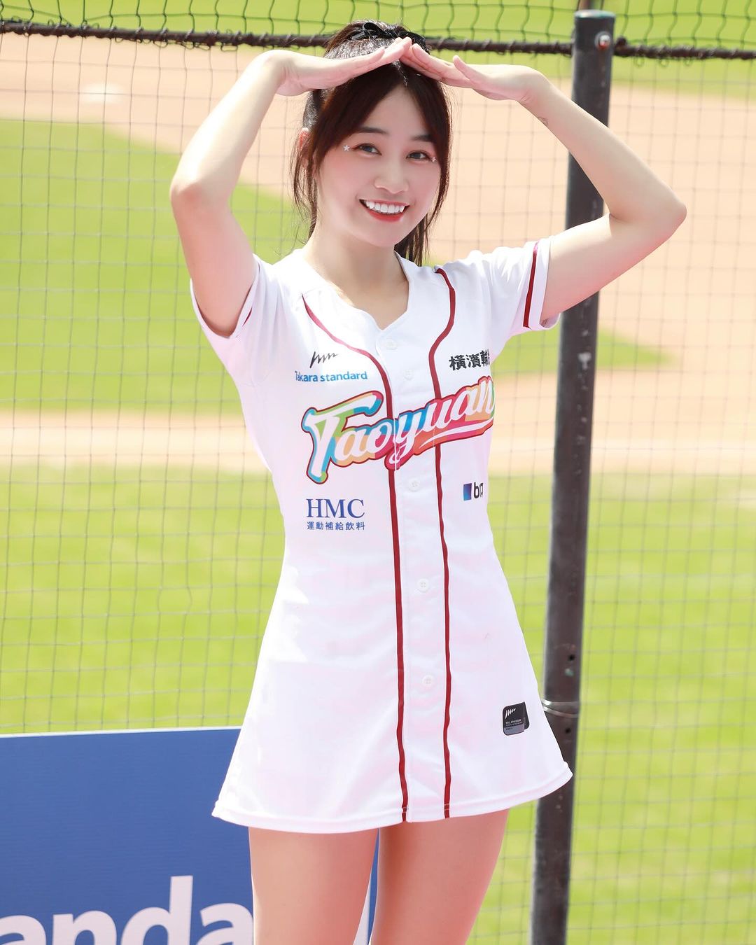 「虎牙甜心」解放美胸！「樂天女孩」陳伊泰國遊深溝泳裝照狂吸粉，熱褲辣舞百看不膩！