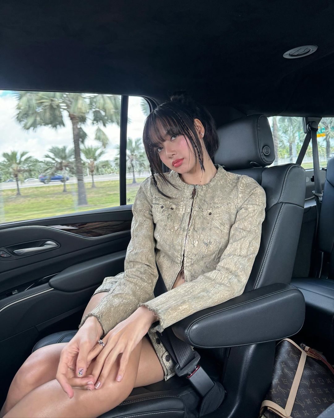 這樣的揮旗手你給幾分？BLACKPINK LISA 現身 F1 邁阿密大獎賽，成史上首位 KPOP 揮旗手！