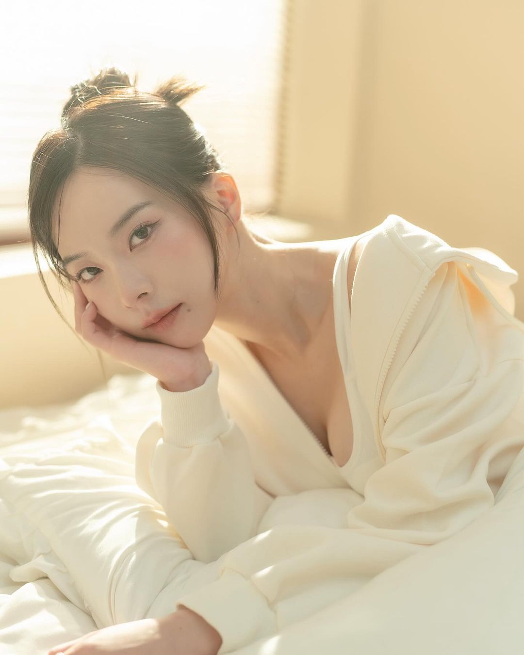 「雅典娜女帝」奎丁放送比基尼辣照：破 10 萬讚解鎖其他張！雪白深溝若隱若現網暴動：鼻血止不住！