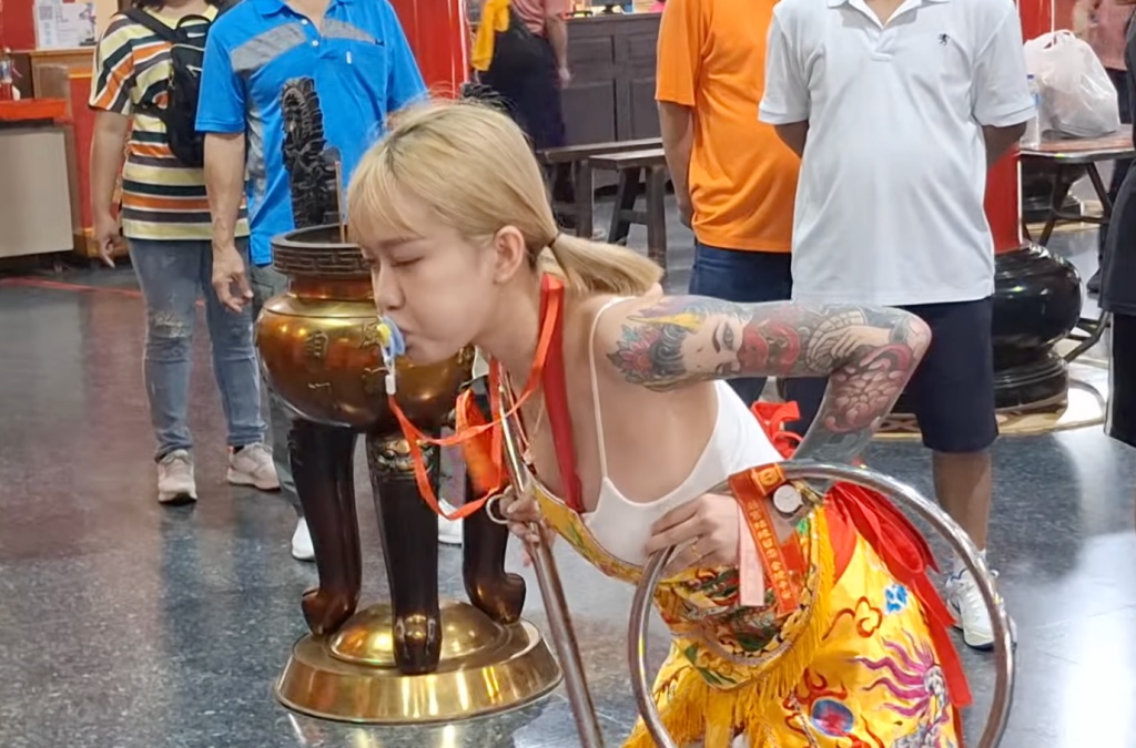 影 / 一字馬、耍槍樣樣來！新竹「三太子正妹乩身」網路瘋傳   網：戀愛了！