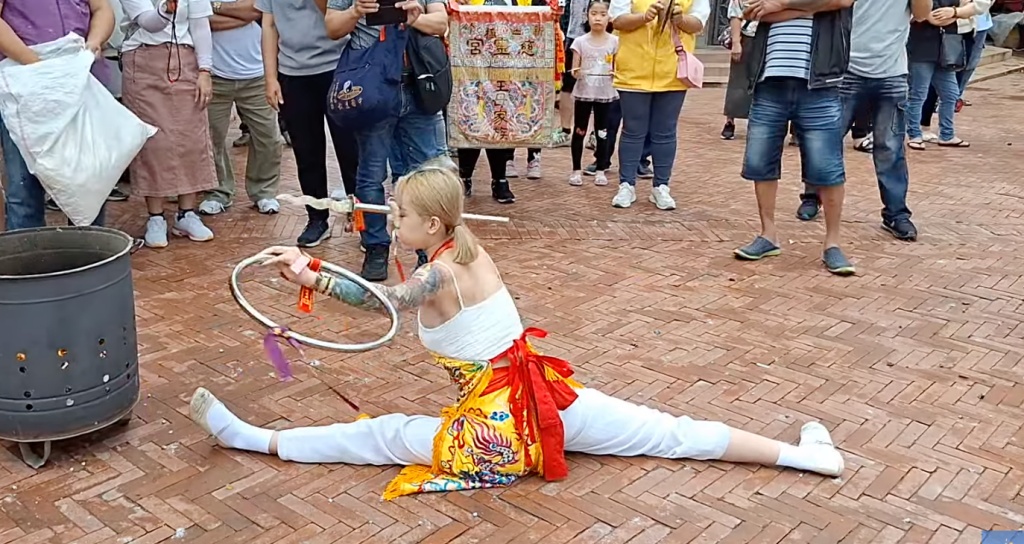 影 / 一字馬、耍槍樣樣來！新竹「三太子正妹乩身」網路瘋傳   網：戀愛了！