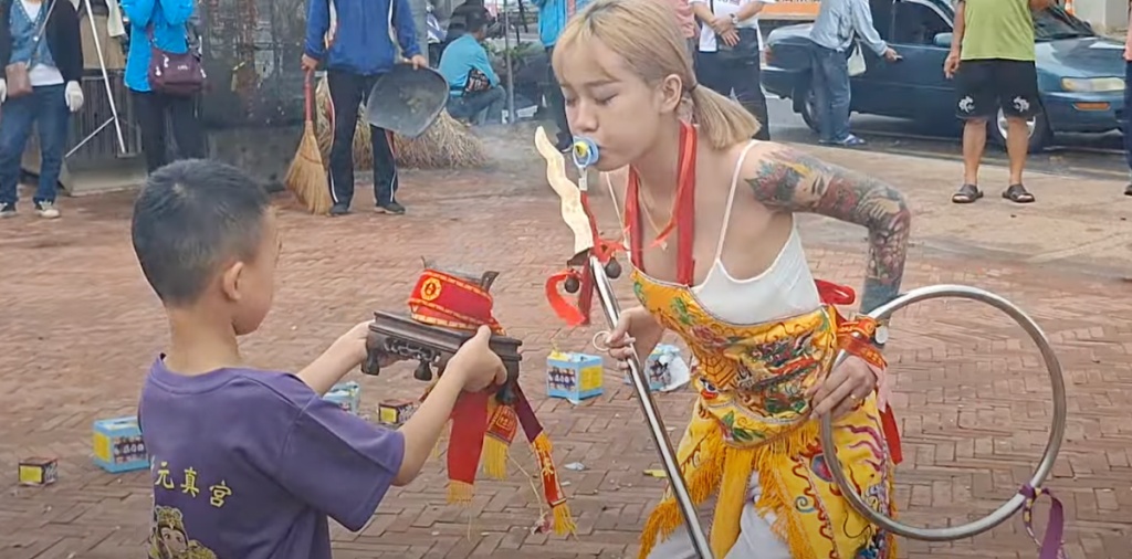 影 / 一字馬、耍槍樣樣來！新竹「三太子正妹乩身」網路瘋傳   網：戀愛了！