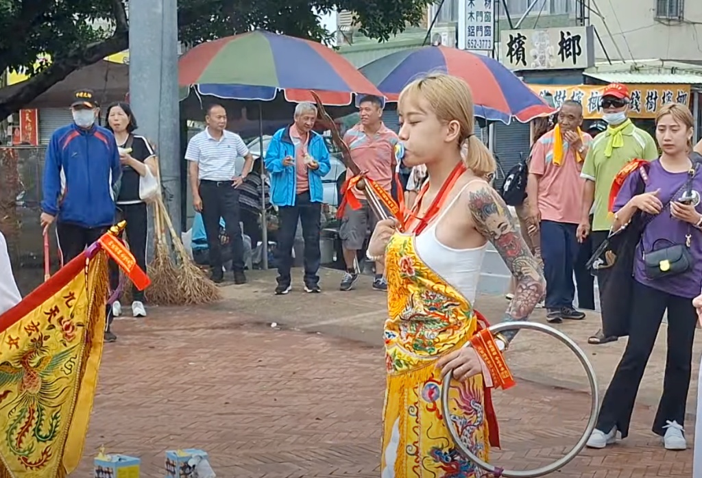 影 / 一字馬、耍槍樣樣來！新竹「三太子正妹乩身」網路瘋傳   網：戀愛了！