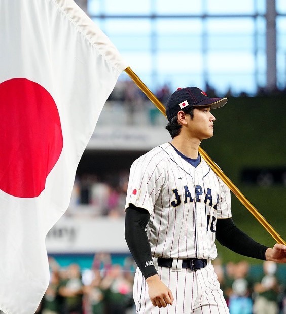 大谷翔平、田中真美子合體 ♡ 夫妻黑色系 OOTD 亮相藍地毯　手上鑽戒閃瞎球迷