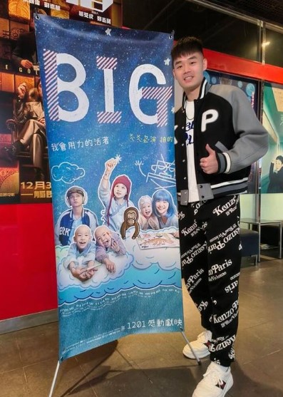 王齊麟放閃樂天女孩十元！公開最萌身高差照　雙胞胎親姊連回 3 符號笑翻