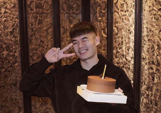 王齊麟放閃樂天女孩十元！公開最萌身高差照　雙胞胎親姊連回 3 符號笑翻