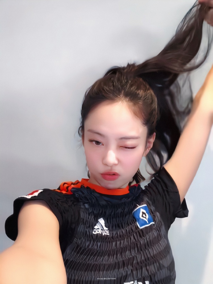 追起來！BLACKPINK Jennie 抖音帳號開通！首支影片 4 小時累積破千萬觀看！