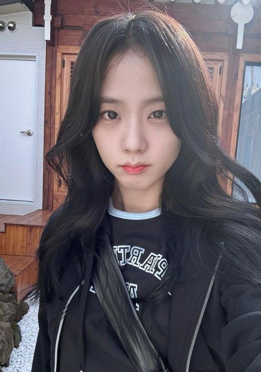 Jisoo 才剛被討論身材！新照曝光再遭質疑臉蛋：原來姊姊也會變老阿...