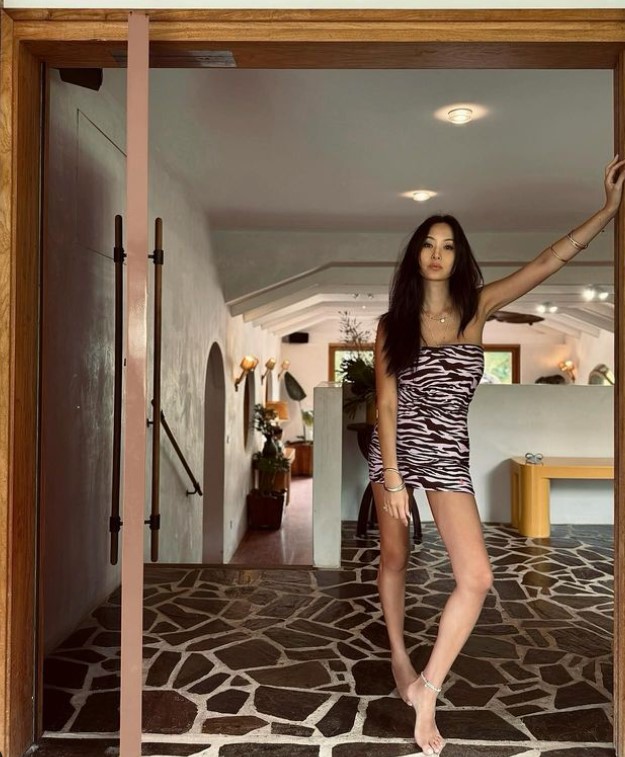 46 歲孫芸芸真實身材曝光！隨興合照天菜弟　不科學大長腿再掀網友討論