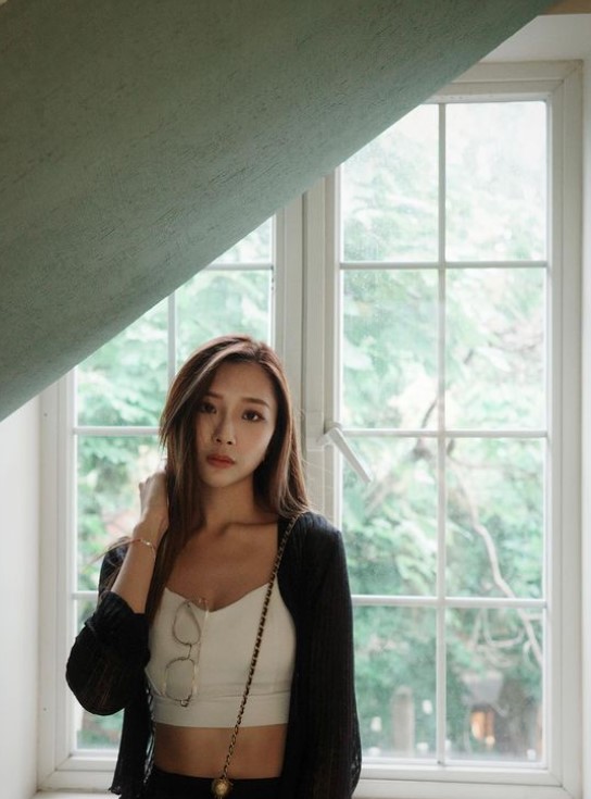 最美港姐辣曬泳裝照！粉絲揪出一亮點「腰部有時空扭曲？」疑似修圖修過頭