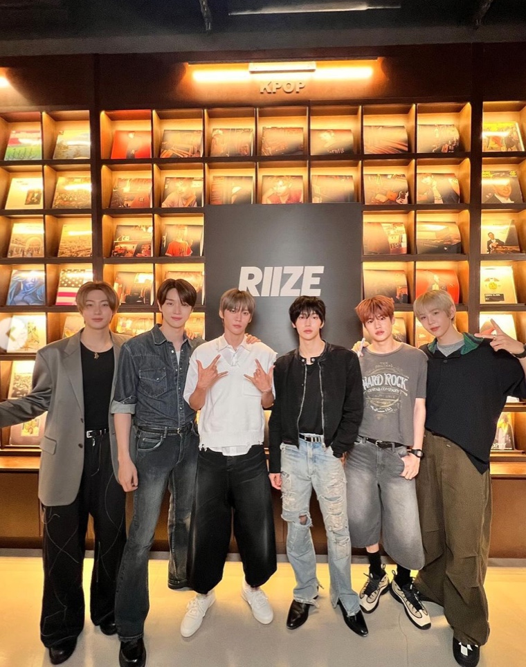 驚人畫面流出！RIIZE 返韓粉絲塞爆機場　電動大門被擠到整片掉下來