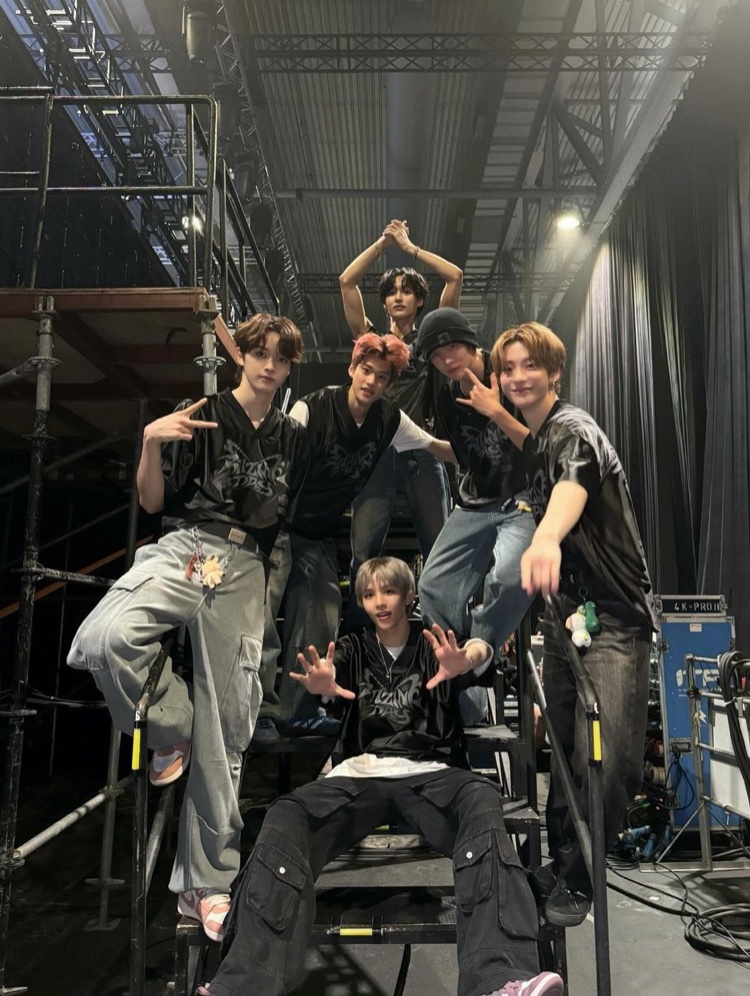 驚人畫面流出！RIIZE 返韓粉絲塞爆機場　電動大門被擠到整片掉下來