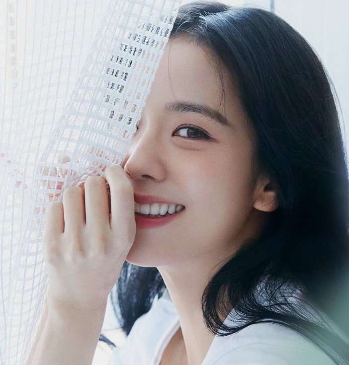 Jisoo 才剛被討論身材！新照曝光再遭質疑臉蛋：原來姊姊也會變老阿...