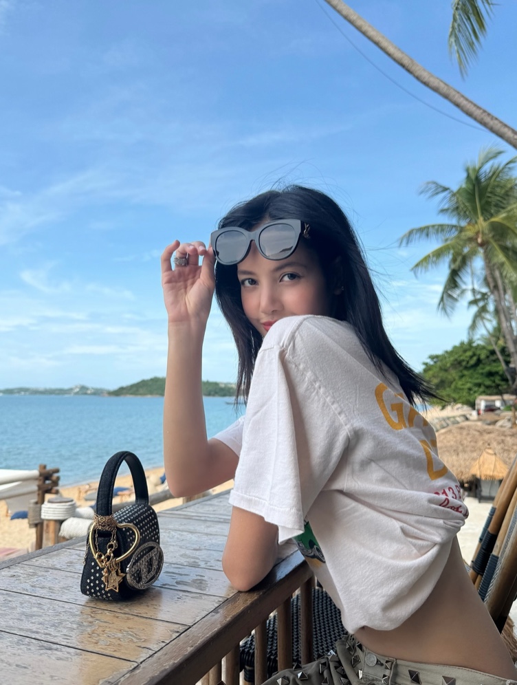 Lisa 回歸造型遭控抄襲？設計師批「星星上衣是抄我的！」秒登微博熱搜