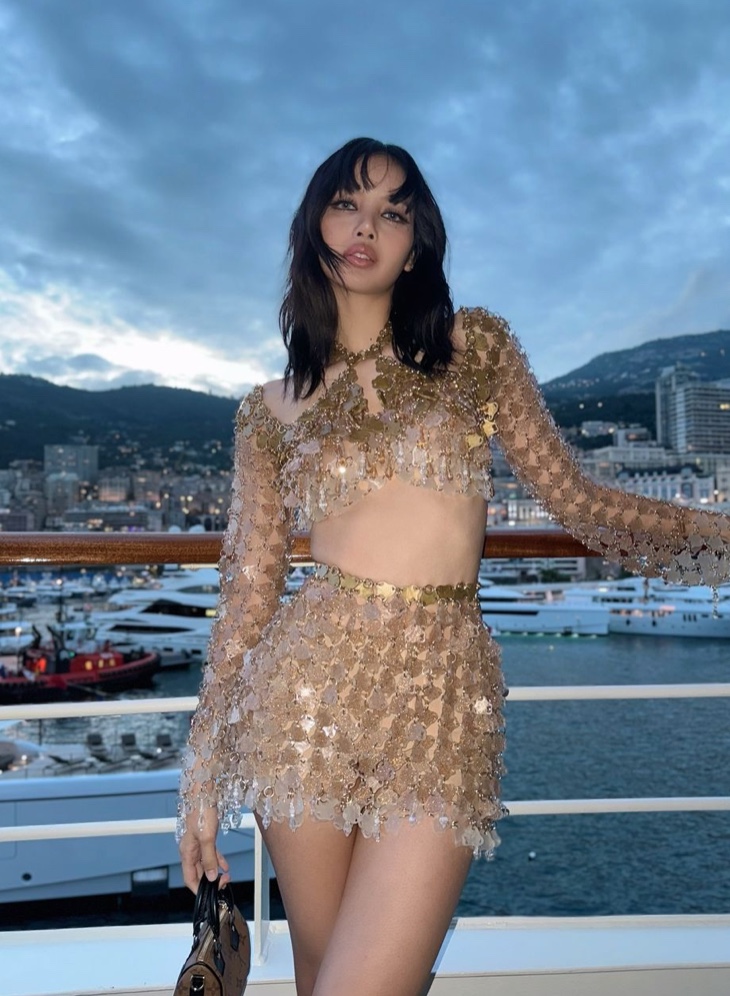 Lisa 回歸造型遭控抄襲？設計師批「星星上衣是抄我的！」秒登微博熱搜