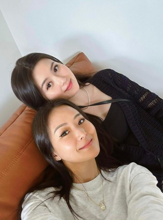 46 歲孫芸芸真實身材曝光！隨興合照天菜弟　不科學大長腿再掀網友討論