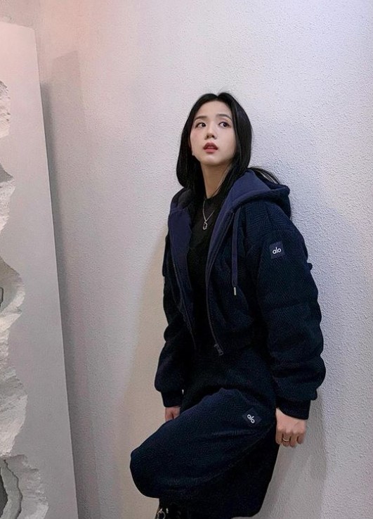 Jisoo 才剛被討論身材！新照曝光再遭質疑臉蛋：原來姊姊也會變老阿...