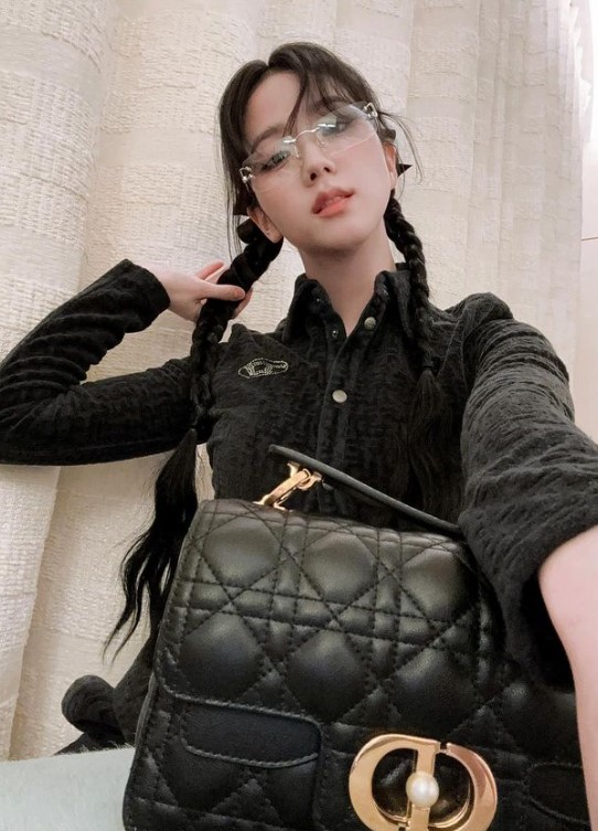 Jisoo 才剛被討論身材！新照曝光再遭質疑臉蛋：原來姊姊也會變老阿...