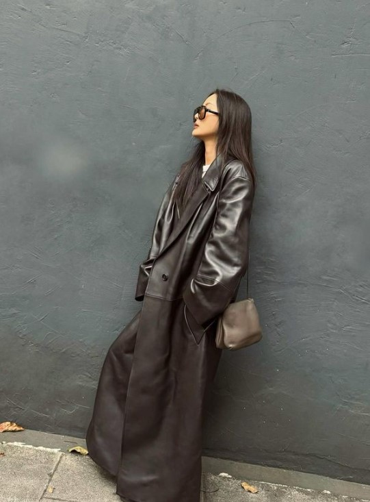 46 歲孫芸芸真實身材曝光！隨興合照天菜弟　不科學大長腿再掀網友討論